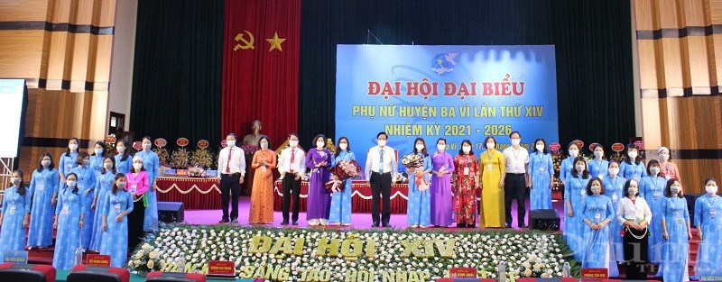 Các đồng chí lãnh đạo Hội LHPN Hà Nội, Huyện ủy Ba Vì tặng hoa chúc mừng BCH Hội LHPN huyện Ba Vì khóa 14, nhiệm kỳ 2021 - 2026