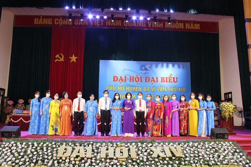 Các đại biểu lãnh đạo Hội LHPN Hà Nội, Huyện ủy Ba Vì chụp ảnh lưu niệm với các bà, chị cán bộ Hội phụ nữ qua các thời kỳ