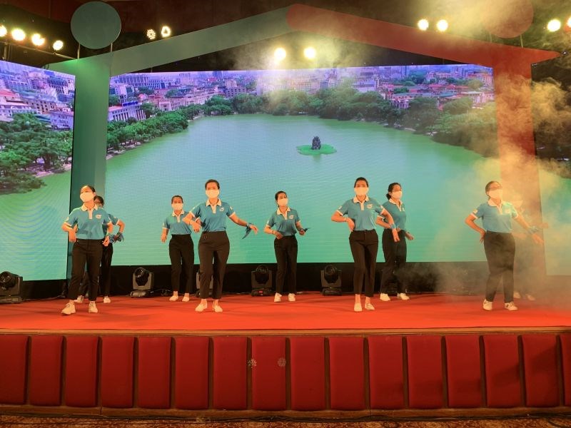 Các đại biểu tham dự chương trình cùng tham gia nhảy dân vũ hưởng ứng ngày hội gia đình Việt Nam năm 2021