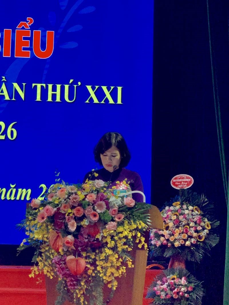 Đồng chí Phạm Nguyên Nhung, Chủ tịch Hội LHPN huyện Thanh Trì trình bày báo cáo kiểm điểm của Ban Chấp hành Hội LHPN huyện khoá XX