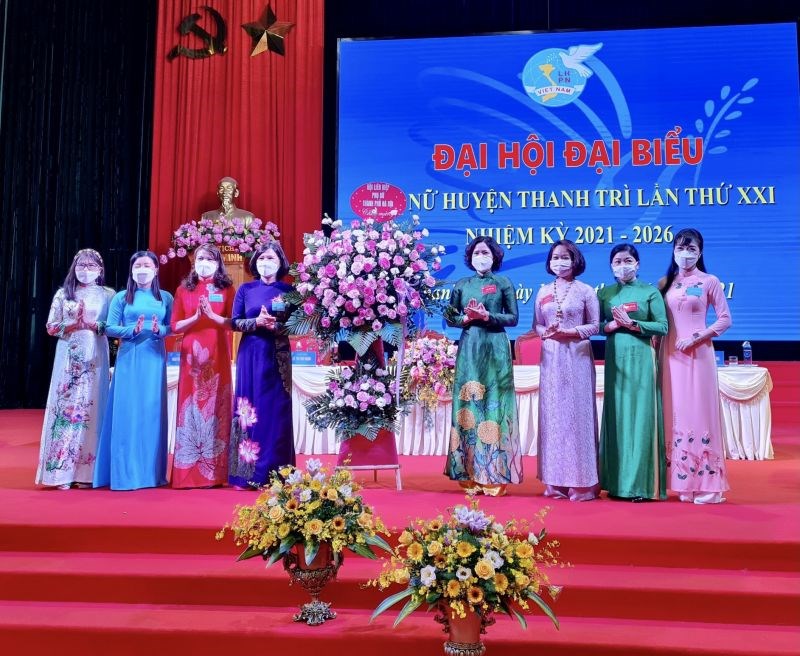 Đoàn Chủ tịch Hội LHPN TP Hà Nội tặng hoa chúc mừng Đại hội