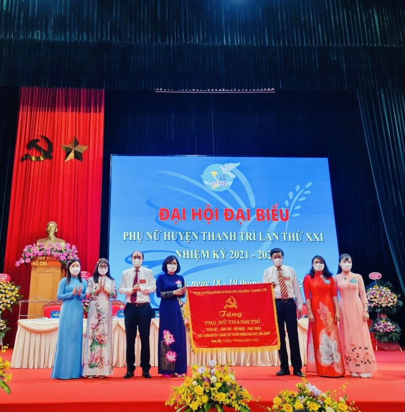 Bí thư huyện uỷ Thanh Trì tặng hoa chúc mừng Đại hội
