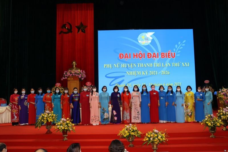 Các đại biểu BCH Hội LHPN huyện Thanh Trì khoá XXI ra mắt Đại hội