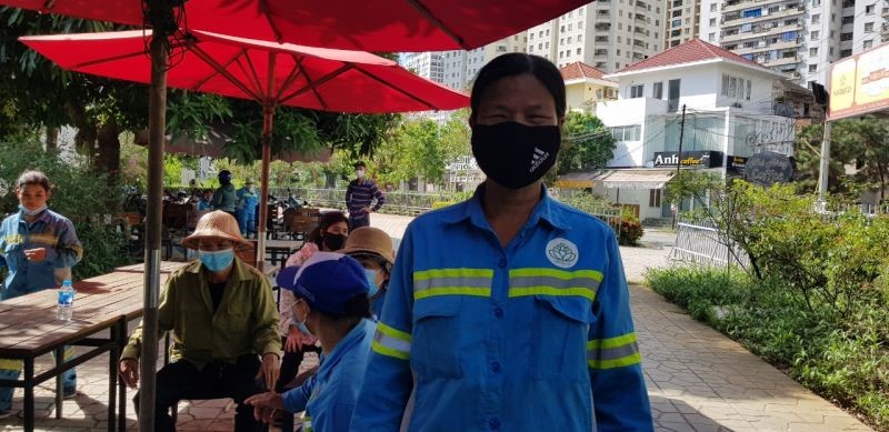 Bà Nguyễn Thị Sơn đi hơn 40km từ xã Võng Xuyên, huyện Phúc Thọ đến quận Hà Đông để nhận lương từ tháng 6/2020 do công ty nợ.  Số nợ còn lại bà Sơn mong được nhận đúng hẹn.