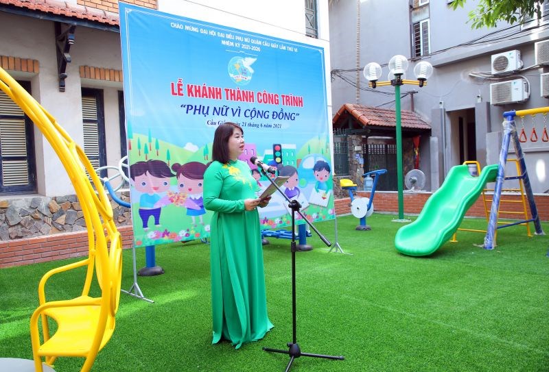 Bà Nguyễn Kim Lê, Quận ủy viên, Chủ tịch Hội LHPN quận Cầu Giấy phát biểu tại lễ khánh thành công trình