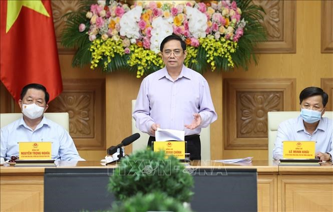 Thủ tướng Phạm Minh Chính chúc mừng các nhà báo đã có nhiều đóng góp trong công tác phòng, chống dịch COVID-19. Ảnh: Dương Giang/TTXVN
