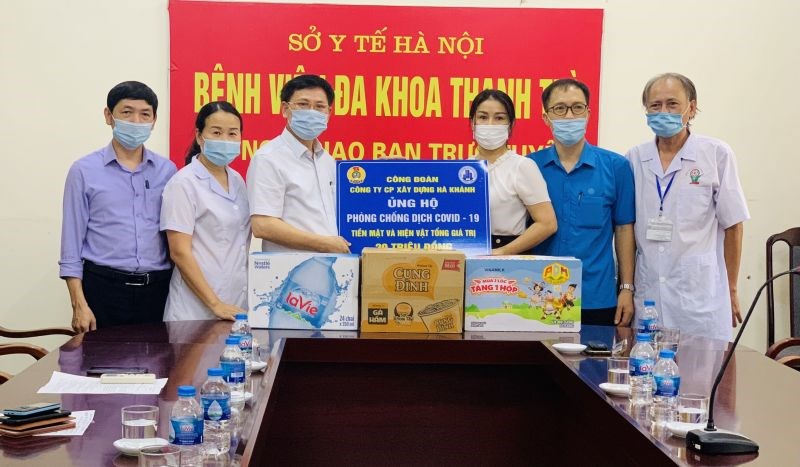 Lãnh đạo liên đoàn lao động huyện Thanh Trì trao quà cho các bác sỹ tại bệnh viện Thanh Trì để hỗ trợ chống dịch