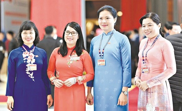 Chủ tịch Hội LHPN Việt Nam Hà Thị Nga cùng các nữ đại biểu tham dự Đại hội Đảng toàn quốc lần thứ XIII sáng 27/1/2021. ảnh: PNVN