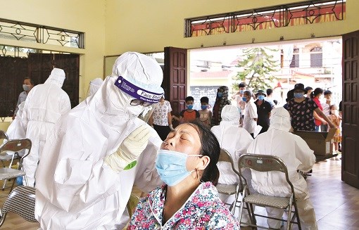 Các “nữ chiến binh” đang lấy mẫu xét nghiệm cho người dân tại  thị trấn Bích Động, Việt Yên - Bắc Giang