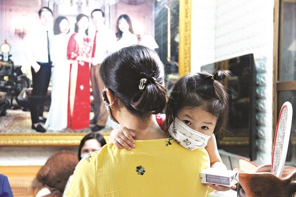 Bé Kem - con gái điều dưỡng Phùng Thị Hạnh