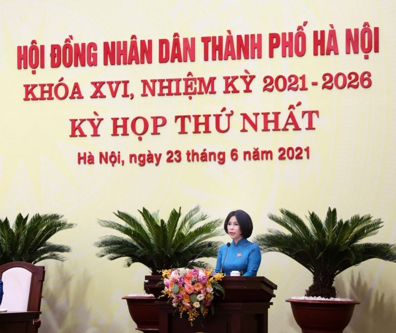 Bà Trần  Thị Nhị Hà, Giám đốc Sở Y tế Hà Nội trình bày Tờ trình