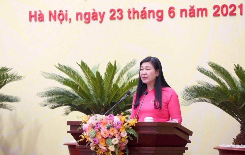 Ủy viên Ban Thường vụ Thành ủy, Chủ tịch Ủy ban MTTQ Việt Nam TP Nguyễn Lan Hương trình bày tờ trình