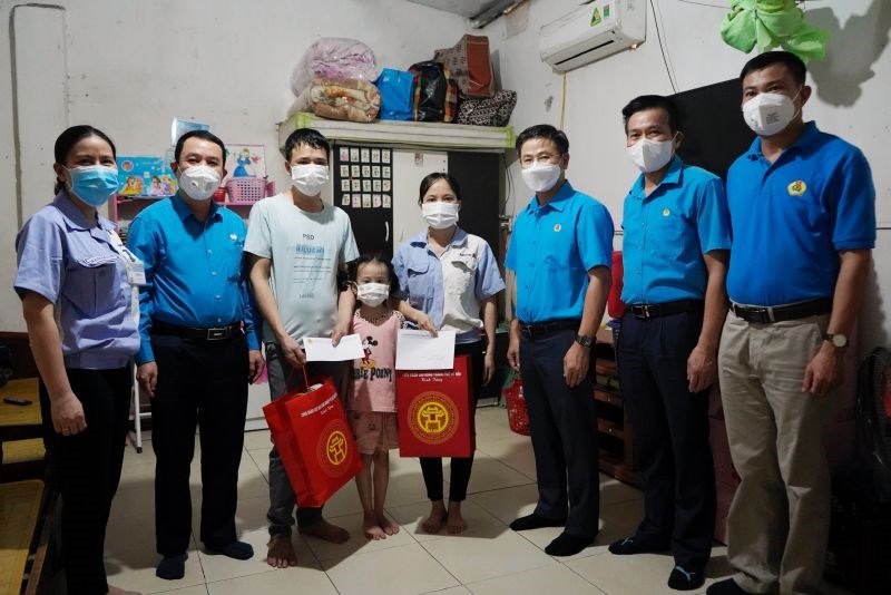 Chủ tịch Liên đoàn Lao động TP Nguyễn Phi Thường tặng quà hỗ trợ cho gia đình công nhân chịu tác động của dịch bệnh