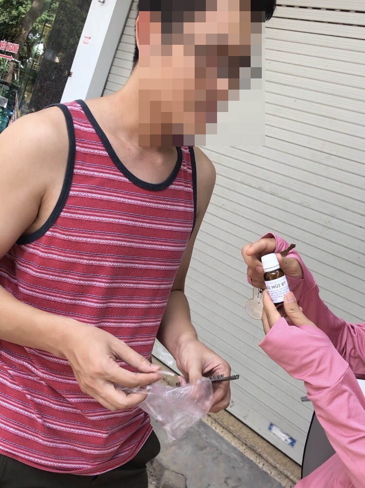 Phóng viên báo Phụ nữ Thủ đô nhập vai người đang mua buôn thuốc, tiếp cận vợ chồng tự xưng là đại lý bán thuốc thổi mũi BT tại Hà Nội