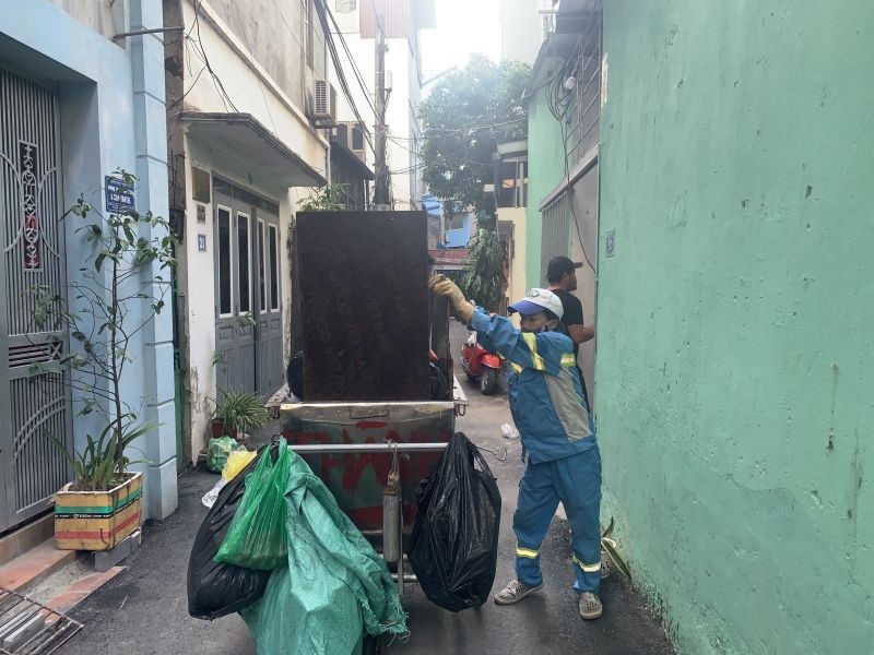 Chị Doãn Thị Cam ở Đan Phượng làm công nhân thu gom rác ở địa bàn Cầu Diễn, quận Nam Từ Liêm