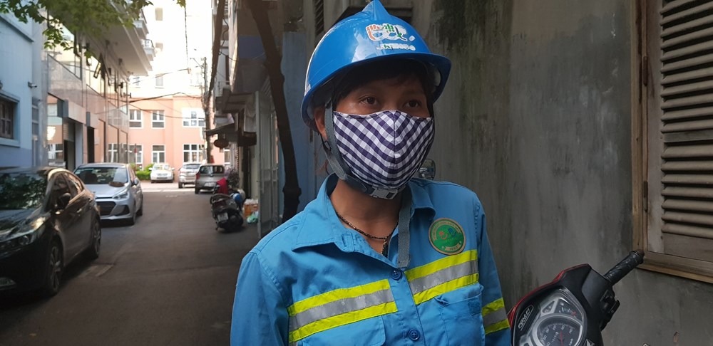 Chị Nguyễn Thị Phương -  Tổ trưởng Tổ Môi trường phụ trách trả lương cho công nhân ở 2 phường Cầu Diễn và Tây Mỗ (quận Nam Từ Liêm)