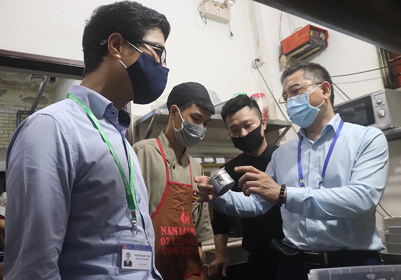 Đoàn công tác của Chi cục An toàn thực phẩm Hà Nội kiểm tra khu bếp của một cơ sở kinh doanh ăn uống trên địa bàn quận Thanh Xuân.