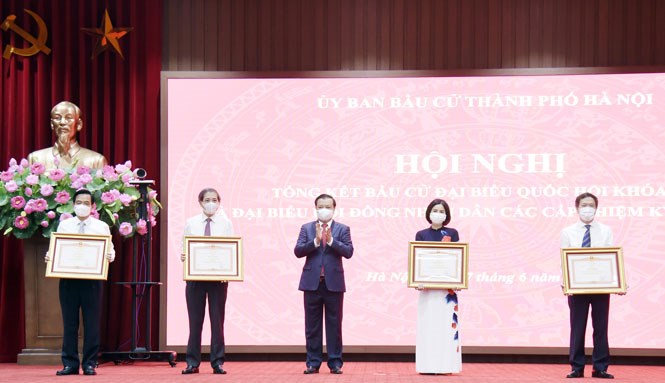 Bí thư Thành ủy Hà Nội Đinh Tiến Dũng trao Bằng khen của Thủ tướng Chính Phủ cho các tập thể có thành tích xuất sắc