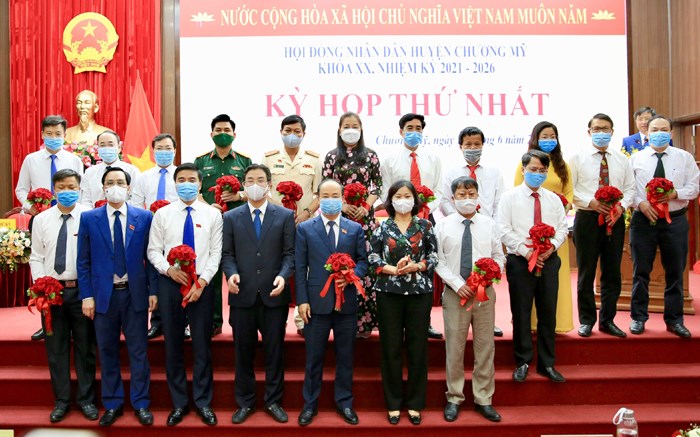 Phó Bí thư Thường  trực Thành ủy Nguyễn Thị Tuyến  chúc mừng các đồng chí lãnh đạo UBND huyện Chương Mỹ được bầu tại kỳ họp