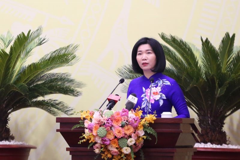 Đồng chí Phùng Thị Hồng Hà, Phó Chủ tịch HĐND thành phố báo cáo tại kỳ họp