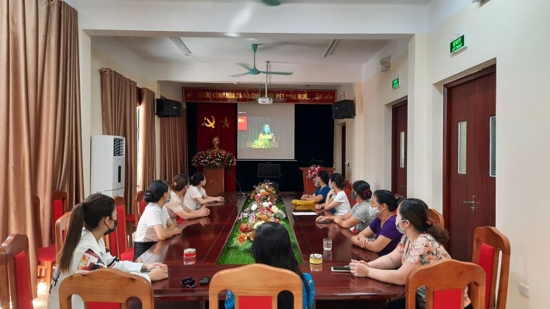 Các cán bộ, hội viên phụ nữ tại điểm cầu Hội LHPN xã Yên Mỹ, huyện Thanh Trì chăm chú theo dõi chương trình Hội nghị qua màn hình trực tuyến