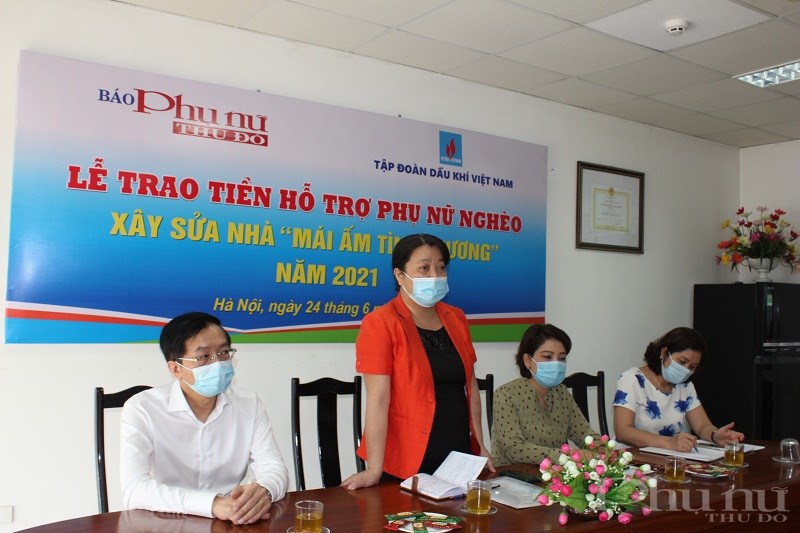 Đồng chí Nguyễn Thị Thu Thủy - Phó Chủ tịch Hội LHPN Hà Nội phát biểu  tại buổi trao tiền hỗ trợ cho các gia đình