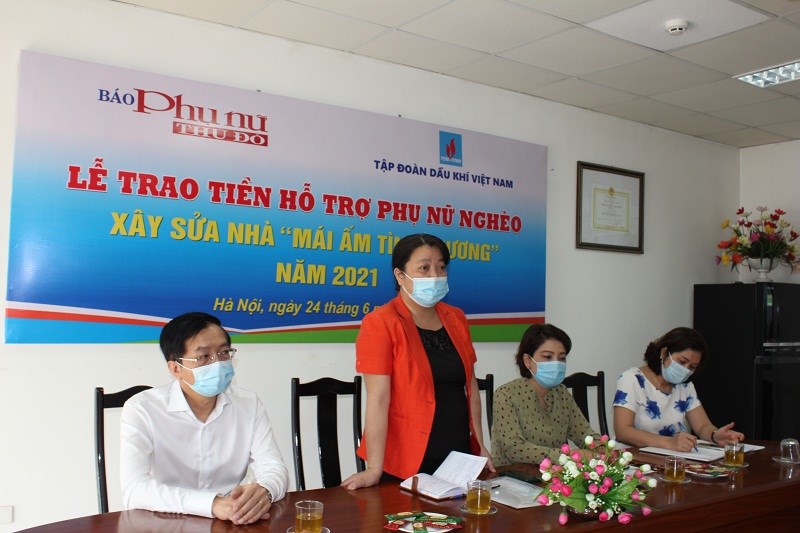 Đồng chí Nguyễn Thị Thu Thủy - Phó Chủ tịch Hội LHPN Hà Nội phát biểu tại buổi trao tiền hỗ trợ cho các gia đình.