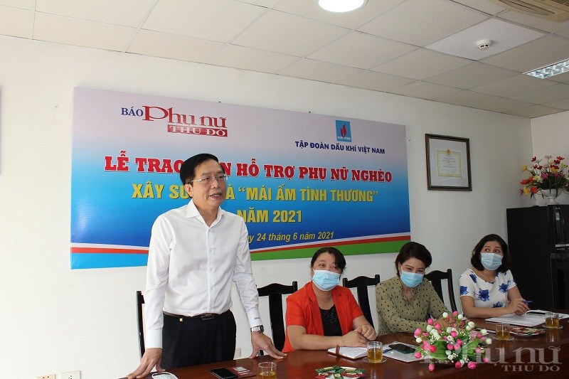 Đồng chí  Trần Quang Dũng, Trưởng ban Truyền thông và Văn hóa doanh nghiệp Petrovietnam phát biểu tại buổi gặp các gia đình nhận tiền hỗ trợ xây sửa nhà 