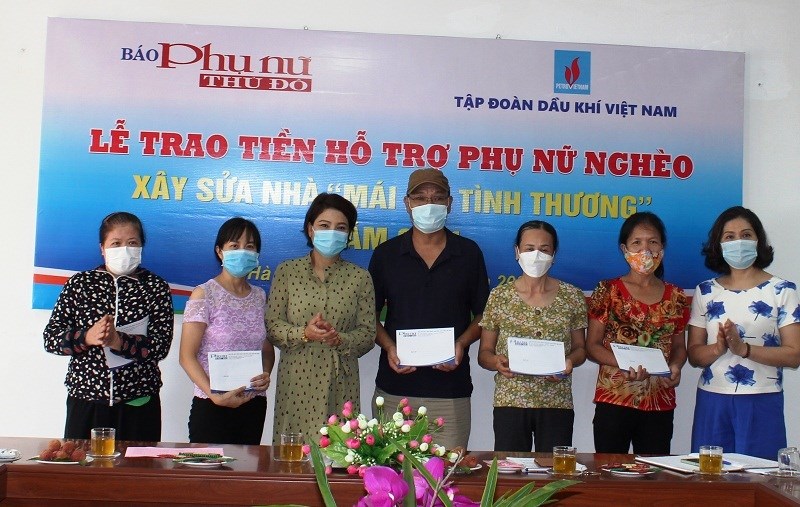 Đồng chí Lê Quỳnh Trang Tổng biên tập  Báo Phụ nữ Thủ đô  (người thứ 3 từ trái sang) và đồng chí Lê Thị Hồng Minh Phó tổng biên tập Báo Phụ nữ Thủ đô ( người đầu tiên bên phải) đã trao tiền hỗ trợ xây nhà 