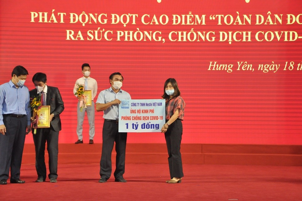 Đại diện Nestlé Việt Nam trao tặng 1 tỷ đồng vào Quỹ Vắc xin Covid-19 tỉnh Hưng Yên