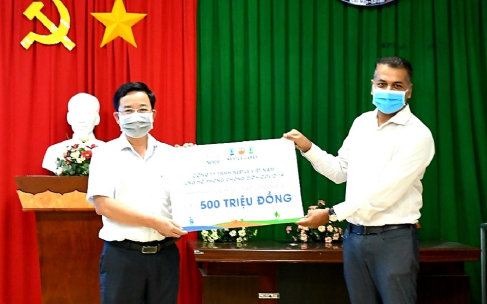 Ông Binu Jacob, Tổng Giám đốc Nestlé Việt Nam trao tặng tài trợ của Nestlé Việt Nam cho tuyến đầu chống dịch