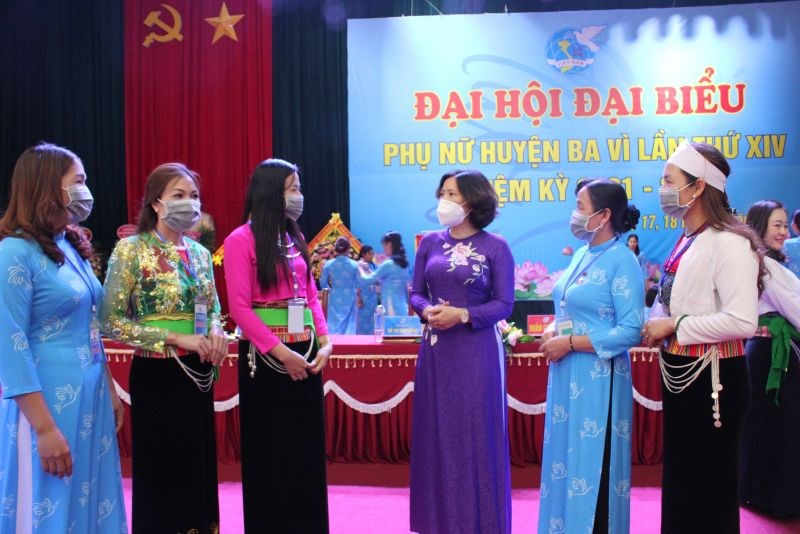 Đồng chí Lê Kim Anh - Chủ tịch Hội LHPN Hà Nội trao đổi với các đại biểu tham dự Đại hội tại huyện Ba Vì (Thanh Thanh)