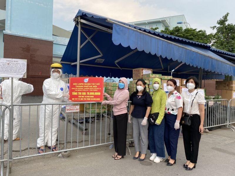 Hội viên PN quận Tây Hồ đồng hành, chung sức cùng y bác sĩ và bệnh nhân bệnh viện K Tân Triều phòng chống dịch Covid-19 ( HPN).