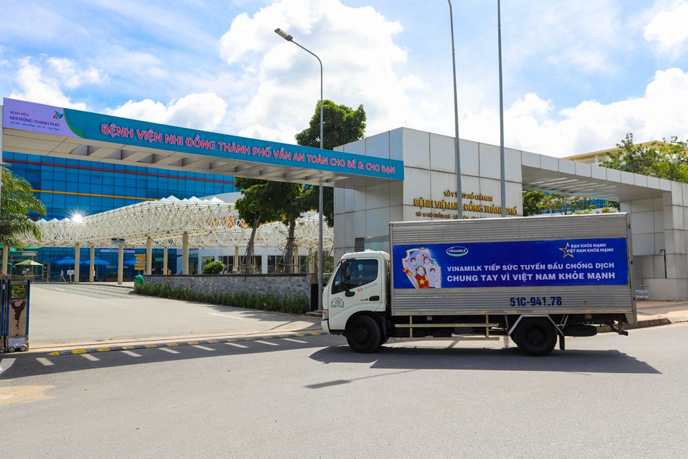 Vinamilk gửi tặng hơn 25.500 sản phẩm dinh dưỡng đến y bác sĩ và gia đình tại 4 bệnh viện tuyến đầu - ảnh 14