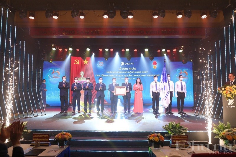 Đại diện VNPT VinaPhone đón nhận Huân chương Lao động hạng Nhất giai đoạn 2015-2019 do Phó Chù tịch nước Võ Thị Ánh Xuân trao tặng.