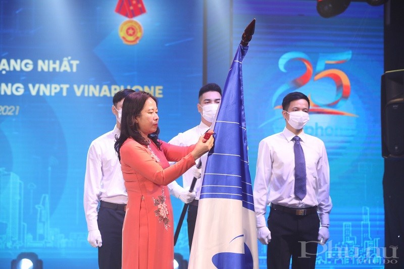 Phó Chủ tịch nước Võ Thị Ái Xuân trao tặng Huân chương Lao động hạng Nhất giai đoạn 2015-2019 cho Tổng Công ty VNPT VinaPhone.