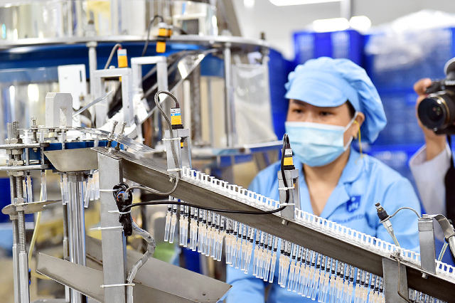 Nguyên liệu chính để sản xuất bơm tiêm là các hạt nhựa PP, PVC, PE, ABS chuyên dùng để sản xuất bơm tiêm, dây dịch truyền hay các dụng cụ y tế khác. Ảnh: VGP/Nhật Bắc