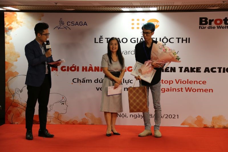 Bà Naomi Kitahara – Trưởng đại diện Quỹ Dân số Liên Hợp Quốc tại Việt Nam trao thưởng cho tác giả đạt giải