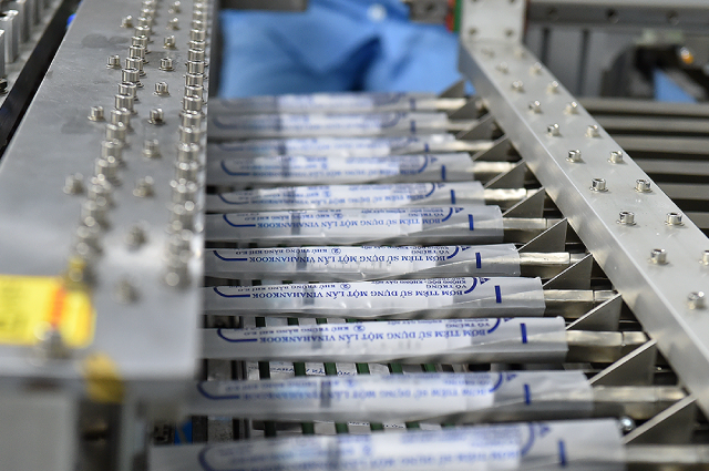 Bơm tiêm sử dụng cho chương trình tiêm chủng phòng COVID-19 là sản phẩm được sản xuất bởi công ty Cổ phần thiết bị y tế VINAHANKOOK  ở Việt Nam, có quy trình sản xuất nghiêm ngặt, được Bộ Y tế cấp giấy chứng nhận chất lượng.