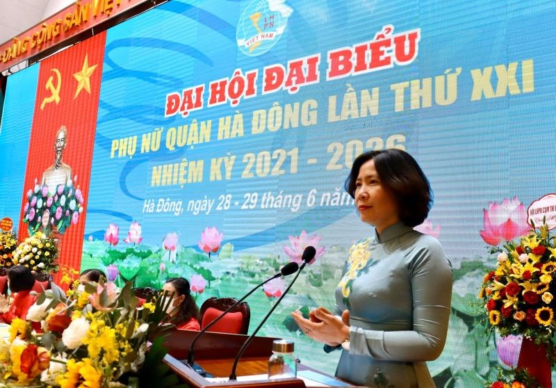 Chủ tịch Hội LHPN Hà Nội Lê Kim Anh phát biểu chỉ đạo Đại hội