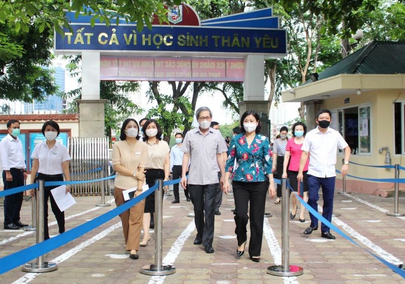 Phó Bí thư Thường trực Thành ủy Nguyễn Thị Tuyến kiểm tra tại điểm thi Trường THCS Giảng Võ