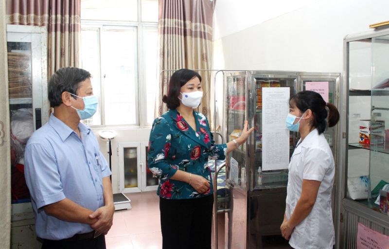 Phó Bí thư Thường trực Thành ủy Nguyễn Thị Tuyến kiểm tra tại điểm thi Trường THPT Nguyễn Trãi