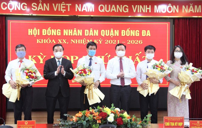 Chủ tịch UBND thành phố Hà Nội Chu Ngọc Anh chúc mừng lãnh đạo HĐND quận Đống Đa khóa XX.