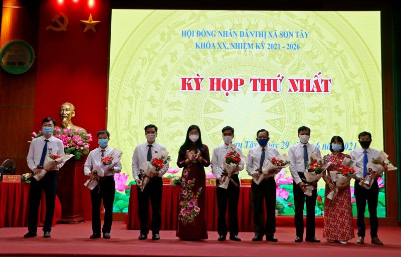 Đồng chí Nguyễn Lan Hương chức mừng các cán bộ chủ chốt HĐND, UBND thị xã Sơn Tây vừa trúng cử