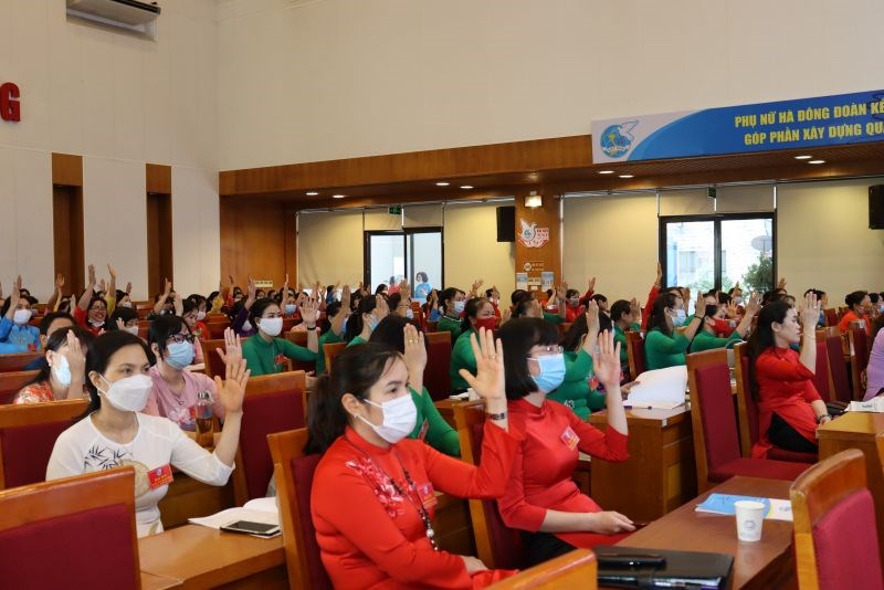 168 đại biểu biểu quyết giơ tay bầu BCH, BTV và đoàn đại biểu dự Đại hội Phụ nữ