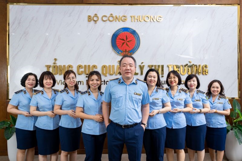 Tổng cục trưởng Tổng cục Quản lý thị trường Trần Hữu Linh cùng các cán bộ