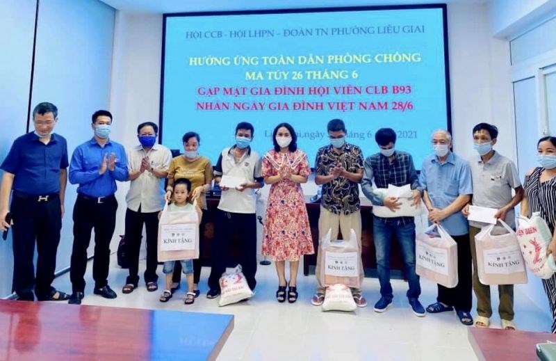 Các đoàn thể phường Liễu Giai tặng quà gia đình hội viên CLB B93 nhân ngày Gia đình Việt Nam 28/06/2021