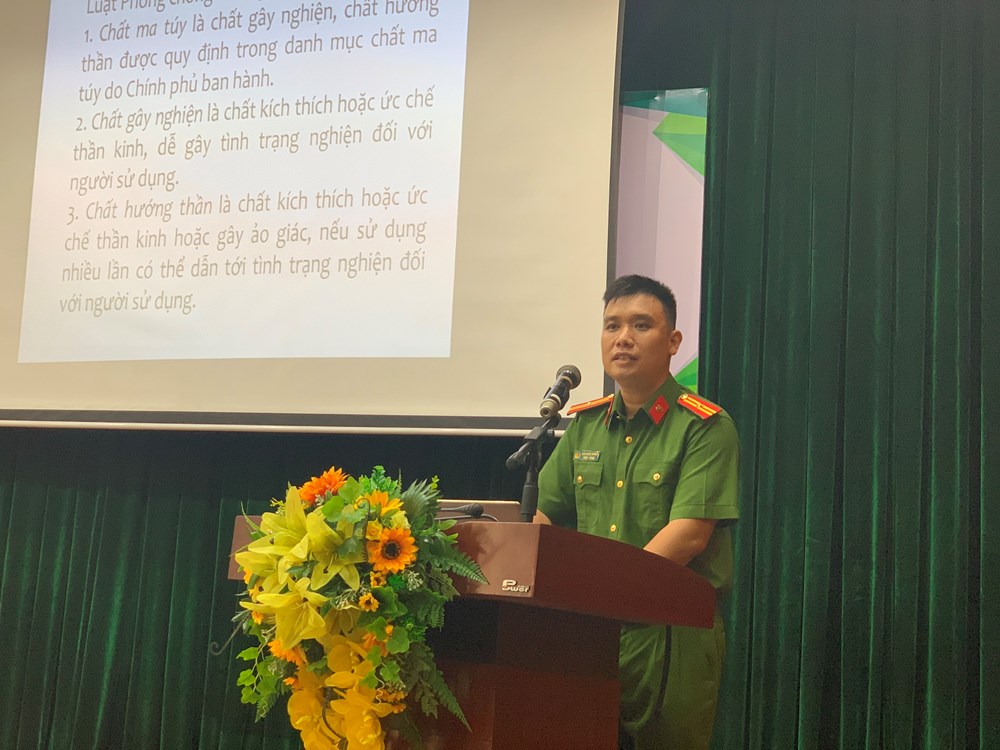 Thiếu tá Ngô Quốc Khánh trình bày về tác hại của các loại ma túy