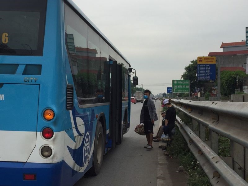Xe buýt ra vào bến đón khách trên tuyến đường Ngọc Hồi (Thanh Trì – Hà Nội).