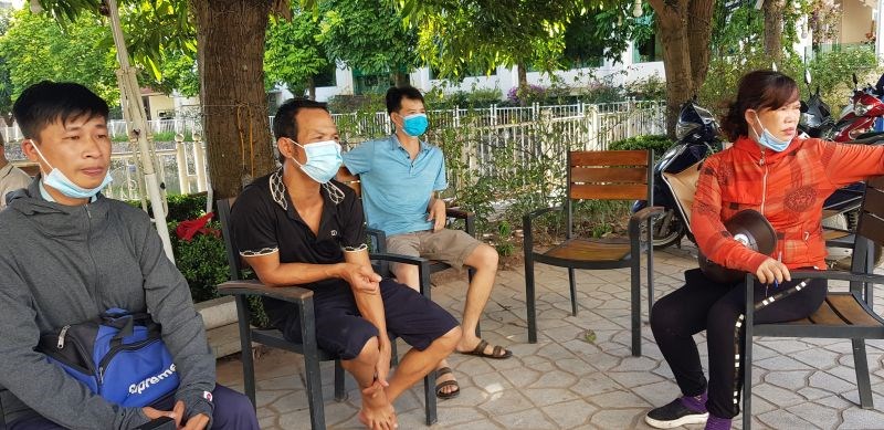 Ba công nhân nam hỏi bà Nguyễn Thị Vượng (tổ trưởng) về việc bao giờ nhận lương